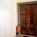 ...che regalano luce anche alle porte in legno degli appartamenti, questultime finemente lavorate con motivi ottagonali ed elementi dorati